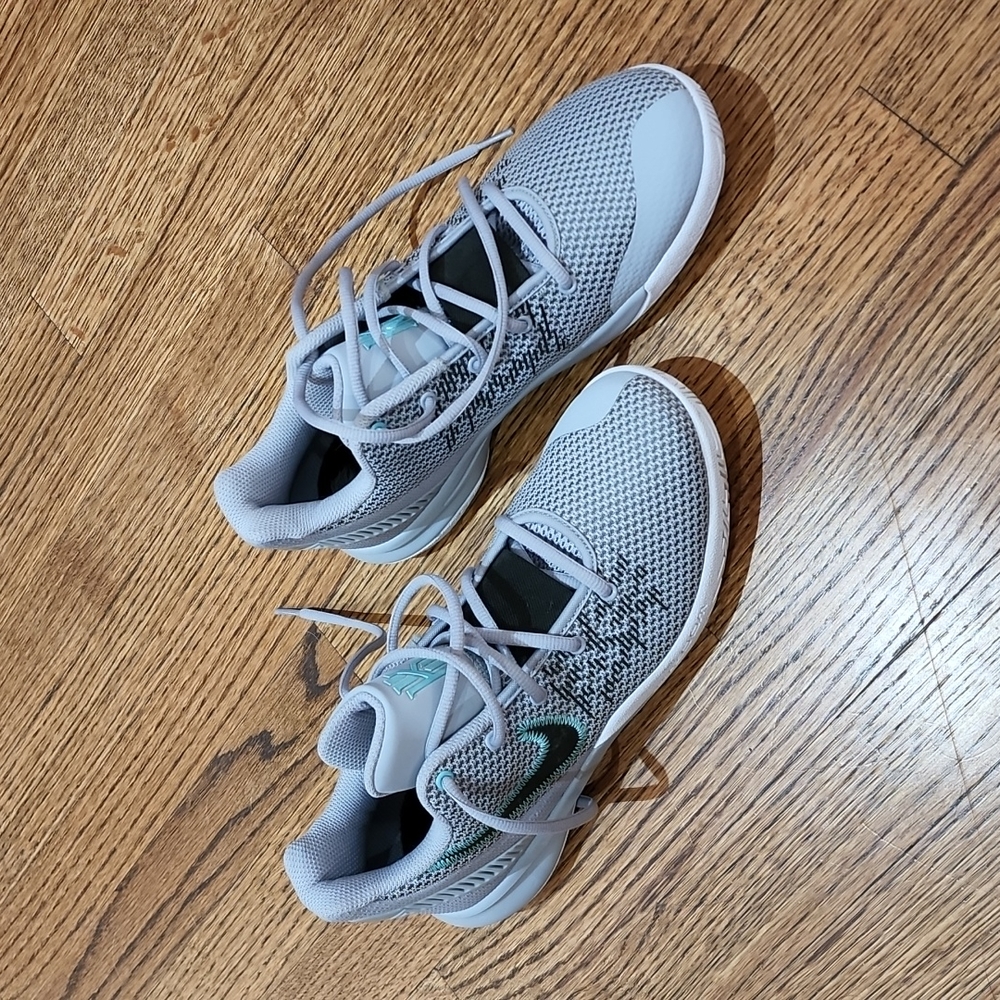 Nike Kyrie Irving basketball shoes VEUC size 8